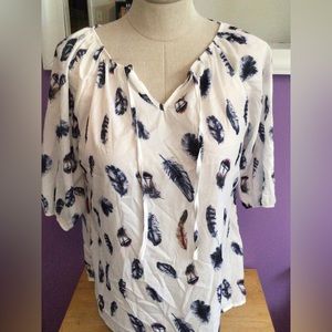 Woman’s Half-Sleeve Feather Pattern Top
